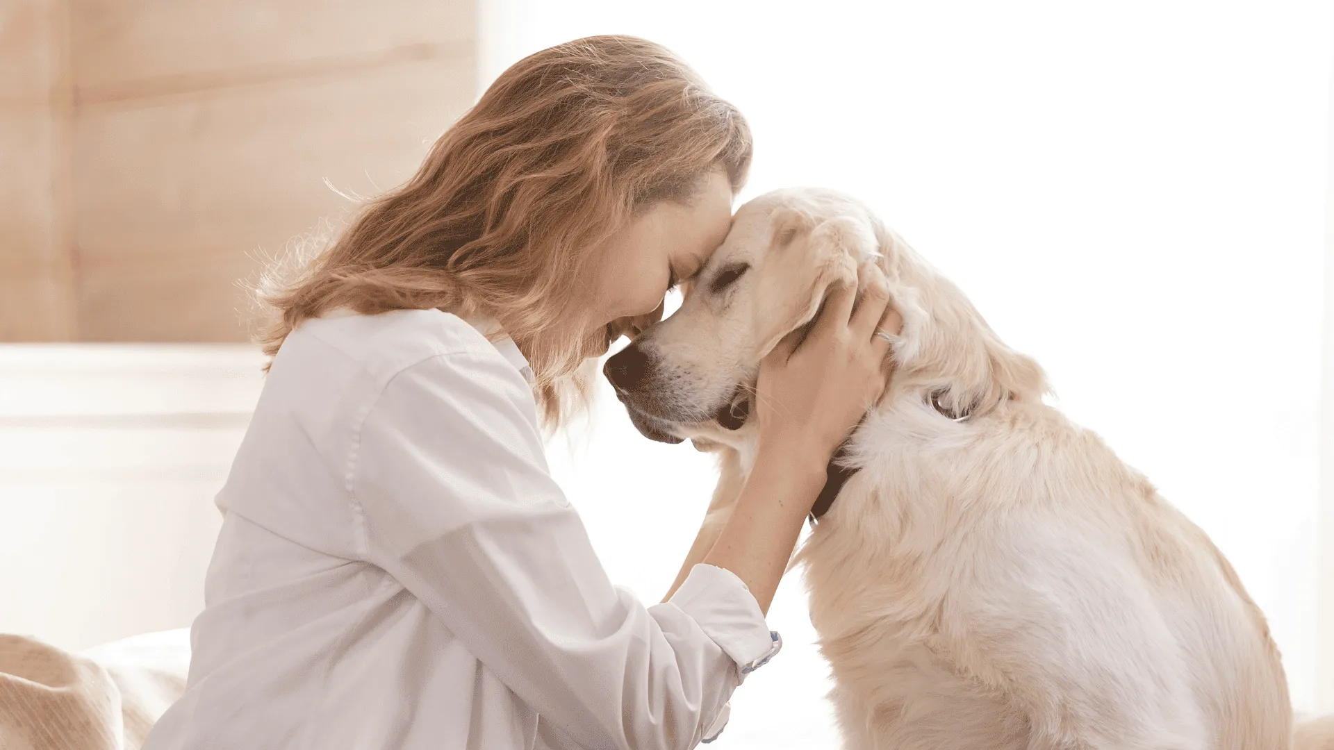 Mujer abrazando a su perro con cariño